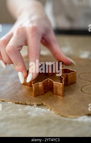 Formen von Lebkuchenteig für Weihnachtskekse Stockfoto