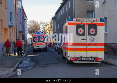 Bitterfeld-Wolfen - zwei Menschen per Drehleiter gerettet: Feuerwehr löscht Wohnungsbrand 05.12.2024 gegen 11 Uhr Bitterfeld-Wolfen, Lessingstraße zu einem Wohnungsbrand kam es am Donnerstagvormittag in Bitterfeld-Wolfen. Nach ersten Angaben der Feuerwehr brannte es im Obergeschoss eines Mehrfamilienhauses in der Lessingstraße. Dort drang bereits bei Anfahrt der Feuerwehrleute große dunkle Rauchwolken aus der Wohnung. Die Feuerwehrleute müssen mindestens zwei Personen pro Drehleiter aus dem Haus retten. Sie wurden vom Rettungsdienst behandelt und medizinisch betreut. WEITERE Angaben zu Verlet Stockfoto