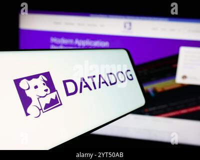 In dieser Abbildung ist ein Smartphone mit dem Logo des amerikanischen Observability Service-Unternehmens Datadog Inc. Vor der Business-Website zu sehen. (Foto von Timon Schneider / SOPA Images/SIPA USA) *** ausschließlich für redaktionelle Nachrichtenzwecke *** Stockfoto