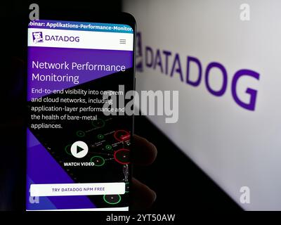 In dieser Abbildung hält eine Person ein Smartphone mit der Webseite des US-amerikanischen Observability Service-Unternehmens Datadog Inc. Vor dem Logo. (Foto von Timon Schneider / SOPA Images/SIPA USA) *** ausschließlich für redaktionelle Nachrichtenzwecke *** Stockfoto