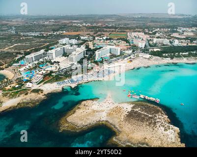 Erstaunlich Luftbild von oben über Nissi Beach in Zypern. Nissi Strand bei Flut. Touristen am Strand entspannen. Überfüllten Strand mit vielen Touristen. Stockfoto