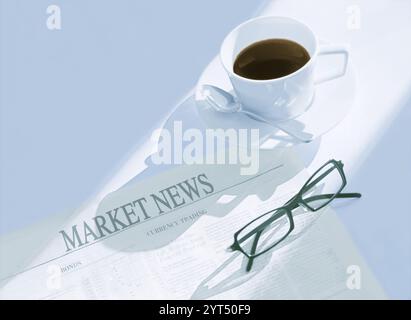 Zeitung, Gläser und Kaffee Stockfoto