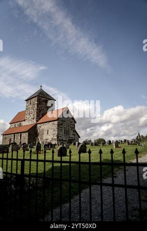 Malerischer Blick auf die historische Kirche und den Friedhof in Norwegen Stockfoto