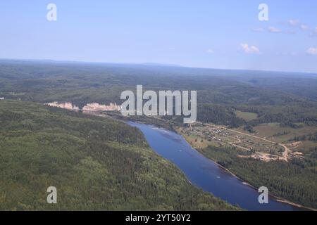 Ein Fluss fließt durch ein ländliches Waldgebiet Stockfoto