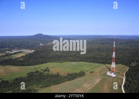 In der Ferne ist ein hoher Turm zu sehen Stockfoto