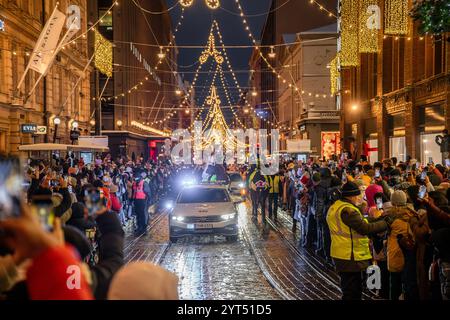 Weihnachtliche Eröffnungszeremonie von Helsinki auf der Straße Aleksanterinkatu Stockfoto