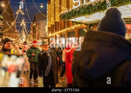 Bürgermeister von Helsinki bei der Weihnachtszeremonie in der Aleksanterinkatu-Straße Stockfoto