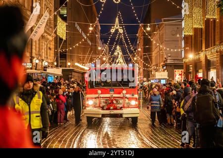 Weihnachtliche Eröffnungszeremonie von Helsinki auf der Straße Aleksanterinkatu Stockfoto