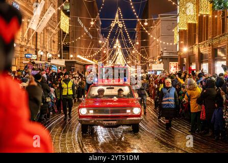 Weihnachtliche Eröffnungszeremonie von Helsinki auf der Straße Aleksanterinkatu Stockfoto