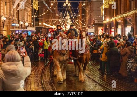 Weihnachtliche Eröffnungszeremonie von Helsinki auf der Straße Aleksanterinkatu Stockfoto