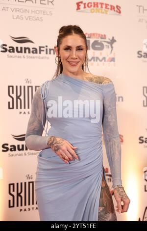 Las Vegas, USA. Dezember 2024. LAS VEGAS, NEVADA - 5. DEZEMBER: Megan Anderson spaziert durch den roten Teppich bei den Fighters Only World MMA Awards im Theatre at Virgin Hotels am 5. Dezember 2024 in Las Vegas, Nevada. Quelle: SIPA USA/Alamy Live News Stockfoto