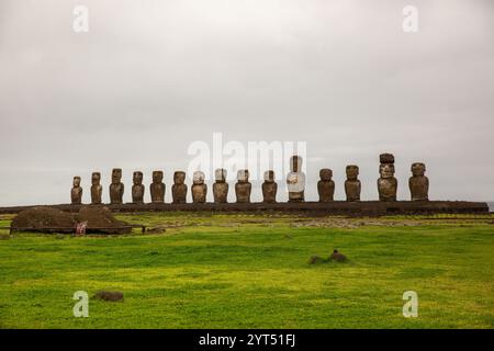 Eine Reihe von Moai-Statuen auf der Osterinsel steht stolz, die antike Handwerkskunst und kulturelle Bedeutung repräsentieren. Stockfoto