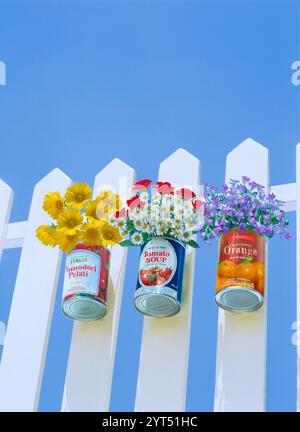 Weißer Zaun mit Dosenblumen Stockfoto