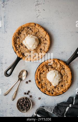 Blick von oben auf Chocolate Chip Cookie Skillets mit Eis auf Lichttisch. Stockfoto