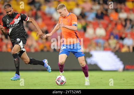 Brisbane, Australien. Dezember 2024. Brisbane, Australien, 6. Dezember 2024: Harry Van der Saag (17 Brisbane) in Aktion läuft mit dem Ball während der Isuzu Ute Ein Ligaspiels zwischen Brisbane Roar und Melbourne City FC im Suncorp Stadium in Brisbane, Australien Matthew Starling (Promediapix/SPP) Credit: SPP Sport Press Photo. /Alamy Live News Stockfoto