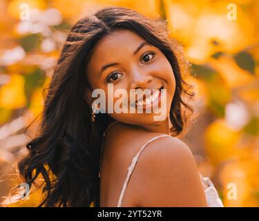 Models im Park mit einer Brise, die ihr durch die Haare weht Stockfoto