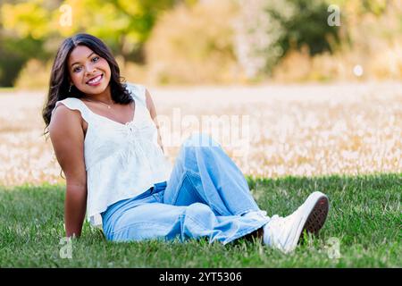 Afroamerikanisches Model posiert im Gras Stockfoto