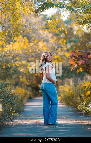 Model posiert unter einem Baumdach Stockfoto