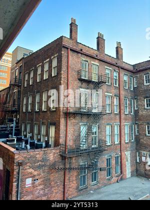 Klassisches Backsteingebäude mit Feuerlöchern und Blick auf das Dach Stockfoto