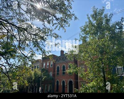 Historische Gebäude aus roten Backsteinen, grüne Bäume an sonnigen Tagen in Cincinnati Stockfoto