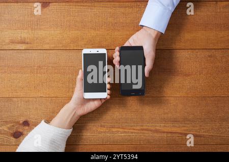 Mann und Frau, die ein Smartphone halten Stockfoto