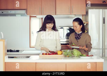 Mutter und Tochter stehen in der Küche Stockfoto