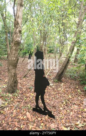 Stowe Landschaftsgärten National Trust Eigentum Soldaten Soldat 2. Weltkrieg Helden Gewehre Kampf Metall Bild schwarz Wald Stockfoto