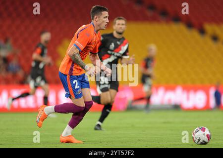 Brisbane, Australien. Dezember 2024. Brisbane, Australien, 6. Dezember 2024: Scott Neville (2 Brisbane) in Aktion während des Isuzu Ute Ein Ligaspiels zwischen Brisbane Roar und Melbourne City FC im Suncorp Stadium in Brisbane, Australien Matthew Starling (Promediapix/SPP) Credit: SPP Sport Press Photo. /Alamy Live News Stockfoto