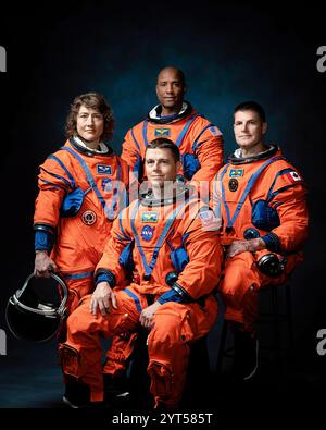 Mitglieder der ARTEMIS II-Mission (von links nach rechts): Christina Hammock Koch, Missionsspezialistin; Reid Wiseman (sitzen), Kommandant; Victor Glover, Pilot und Jeremy Hansen, Missionsspezialist. Fotografiert am 3. April 2023, bevor eine 10-tägige Mission um den Mond auf Artemis II geplant ist, die im April 2026 stattfinden soll. Stockfoto