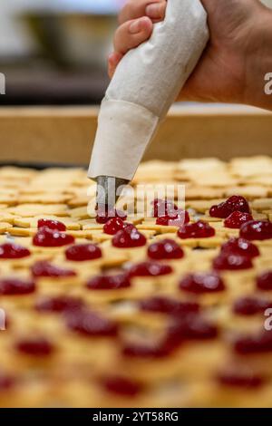 Nova Paka, Tschechische Republik. Dezember 2024. Schüler der Sekundarschule für Gastronomie und Dienstleistungen machen Weihnachtsgebäck, in Nova Paka, Tschechien, 6. Dezember 2024. Quelle: David Tanecek/CTK Photo/Alamy Live News Stockfoto