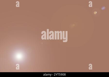 Weiches Lens Flare-Effekt auf Mokkahintergrund mit Farbverlauf. Stockfoto