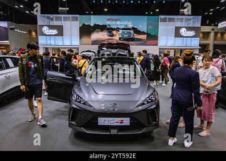 Bangkok, Bangkok, Thailand. Dezember 2024. Dezember''‹ 05, 2024, Bangkok, Thailand, Besucher besichtigen ein MG 4 Auto während der 41. Bangkok International Motor Expo auf der IMPACT Muang Thong in Bangkok. Mehr als 42 Autohersteller aus 7′‹ Ländern von Fahrzeugherstellern waren anwesend, um ihre Automobilprodukte und -Technologien einschließlich der neuen Elektrofahrzeuge in der jährlichen Automobilausstellung auszustellen. (Kreditbild: © Wissarut Weerasopon/ZUMA Press Wire) NUR REDAKTIONELLE VERWENDUNG! Nicht für kommerzielle ZWECKE! Stockfoto