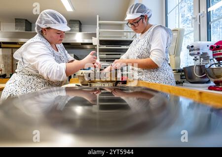 Nova Paka, Tschechische Republik. Dezember 2024. Schüler der Sekundarschule für Gastronomie und Dienstleistungen machen Weihnachtsgebäck, in Nova Paka, Tschechien, 6. Dezember 2024. Quelle: David Tanecek/CTK Photo/Alamy Live News Stockfoto