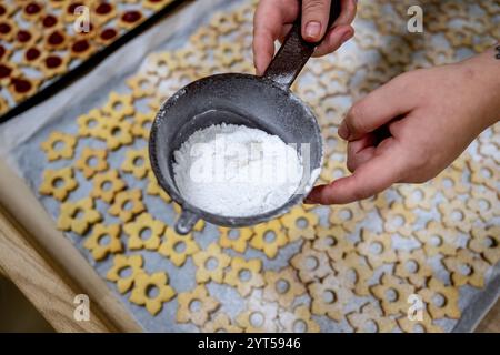 Nova Paka, Tschechische Republik. Dezember 2024. Schüler der Sekundarschule für Gastronomie und Dienstleistungen machen Weihnachtsgebäck, in Nova Paka, Tschechien, 6. Dezember 2024. Quelle: David Tanecek/CTK Photo/Alamy Live News Stockfoto