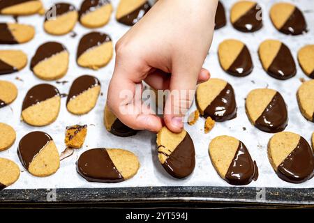 Nova Paka, Tschechische Republik. Dezember 2024. Schüler der Sekundarschule für Gastronomie und Dienstleistungen machen Weihnachtsgebäck, in Nova Paka, Tschechien, 6. Dezember 2024. Quelle: David Tanecek/CTK Photo/Alamy Live News Stockfoto