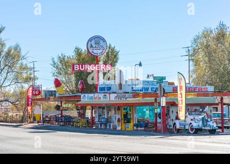 Delgadillo's Snow Cap Drive-in, ein farbenfrohes Burgerrestaurant und Diner entlang der Route 66 in der kleinen Stadt Seligman in Arizona. Stockfoto