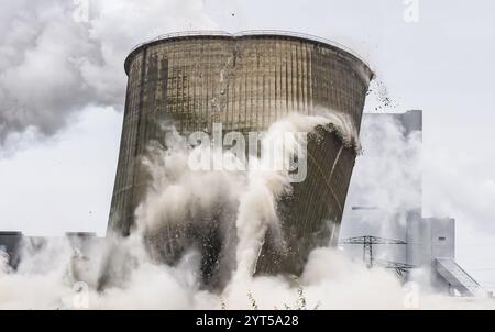 Boxberg, Deutschland. Dezember 2024. Ein seit 1996 stillgelegter Kühlturm des Kraftwerks Boxberg II stürzt nach der Explosion ein. Die Kühltürme standen jahrzehntelang für den Betrieb des Kraftwerks und haben die Region optisch geprägt. Das Kraftwerk Boxberg wird von der Lausitz Energie Kraftwerke AG (LEAG) betrieben. Robert Michael/dpa/Alamy Live News Stockfoto