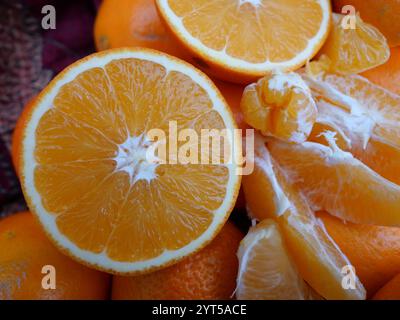 Orangen, frisch und saftig, zeigen atemberaubende Texturen in ihrem Fruchtfleisch. Perfekt für eine gesunde Ernährung und eine ästhetische Fruchtpräsentation. Stockfoto