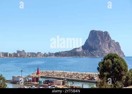 Calpe in Alicante: Calpe Uferpromenade und Peñon d'IFAC, oberhalb des Puerto Blanco Stockfoto