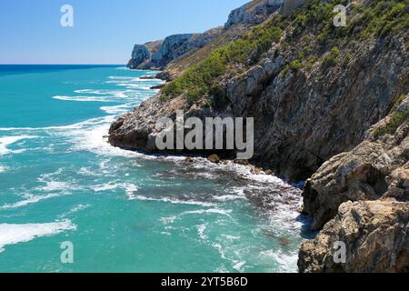 Denia in Alicante: Die Küste in der Nähe von Cala Les Rotes Stockfoto
