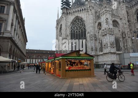 Mailand, Italien. Dezember 2024. Blick auf den Weihnachtsmarkt neben der Kathedrale des DUOMO (Foto: © Ervin Shulku/ZUMA Press Wire/Alamy Live News) NUR ZUR REDAKTIONELLEN VERWENDUNG! Nicht für kommerzielle ZWECKE! Stockfoto