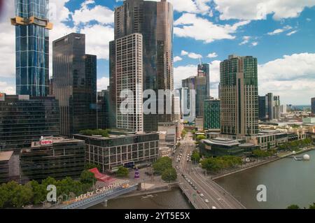 CBD Skyline vista mit Blick auf den Yarra River in Richtung Southbank, Melbourne, Australien Stockfoto