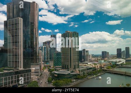 CBD Skyline vista mit Blick auf den Yarra River in Richtung Southbank, Melbourne, Australien Stockfoto