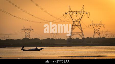 Goldener Sonnenaufgang über dem Fluss Chenab: Die Ruhe der Natur in Punjab Stockfoto