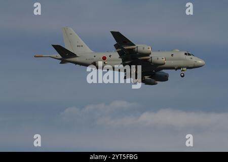 Eine japanische Marine-Selbstverteidigungseinheit (JMSDF) Kawasaki P1 Maritime Patrouillenflugzeug, das in der Nähe des Luftwaffenstützpunktes NAF Atsugi flog. Kanagawa, Japan. Stockfoto