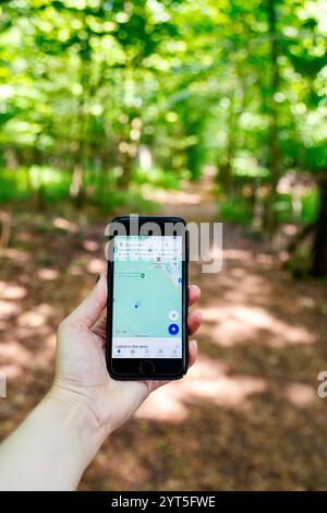 Wanderer mit Google Maps auf dem iPhone für die Navigation Stockfoto