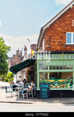 Leute sitzen vor NO2 Pound Street Wine and Cheese Deil in Wendover, Buckinghamshire, England Stockfoto