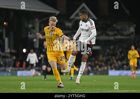 London, Großbritannien. Dezember 2024. London, 5. Dezember 2024: Jan Paul van Hecke aus Brighton & Albion und Reiss Nelson aus Fulham kämpfen um den Ball während des Premier League-Spiels zwischen Fulham und Brighton und Hove Albion im Craven Cottage am 5. Dezember 2024 in London. (Pedro Soares/SPP) Credit: SPP Sport Press Photo. /Alamy Live News Stockfoto