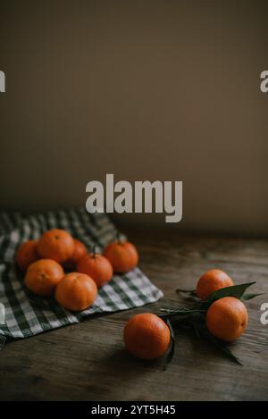 Mandarinen auf dem Tisch Stockfoto