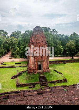 Details, Skulpturen und Strukturen des Bakong-Tempels in Kambodscha Stockfoto